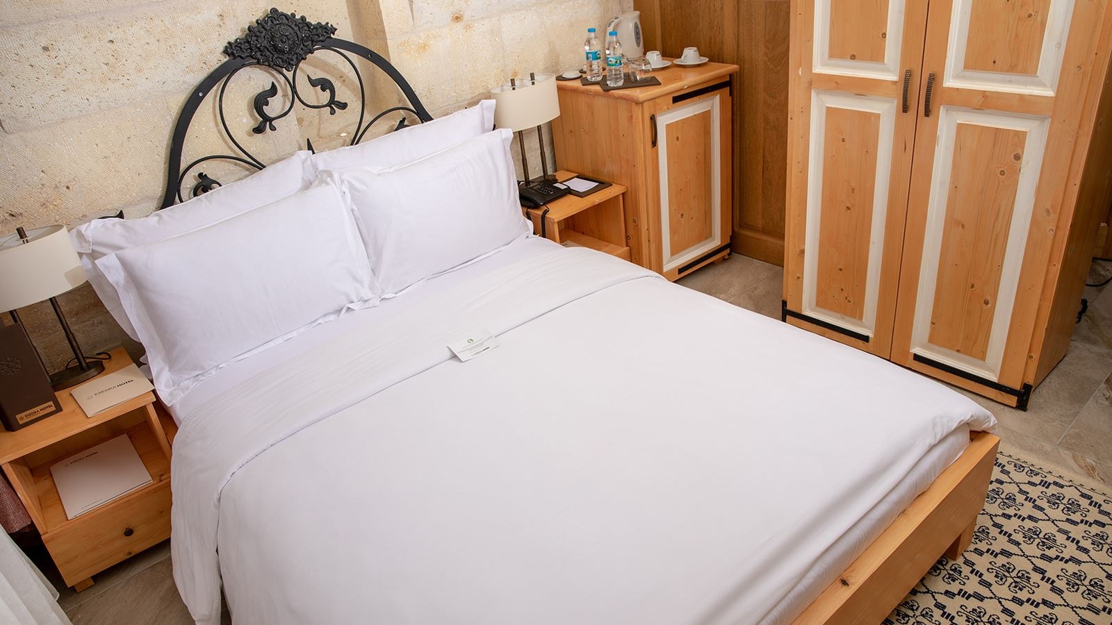 rooms-deluxe-king-room