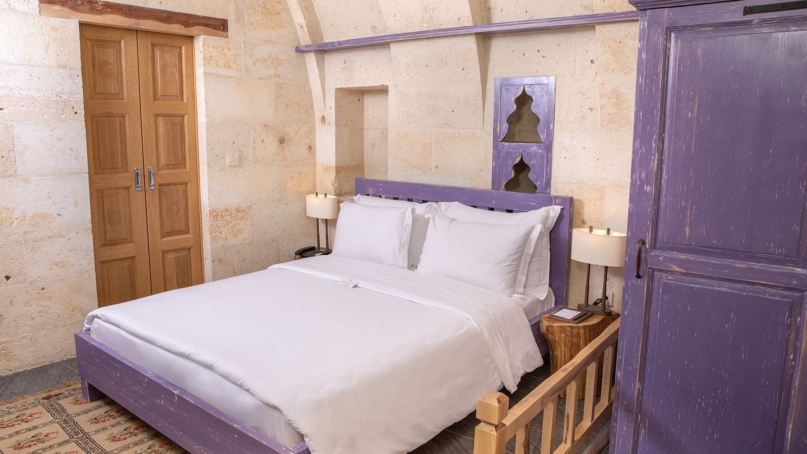 rooms-deluxe-king-room