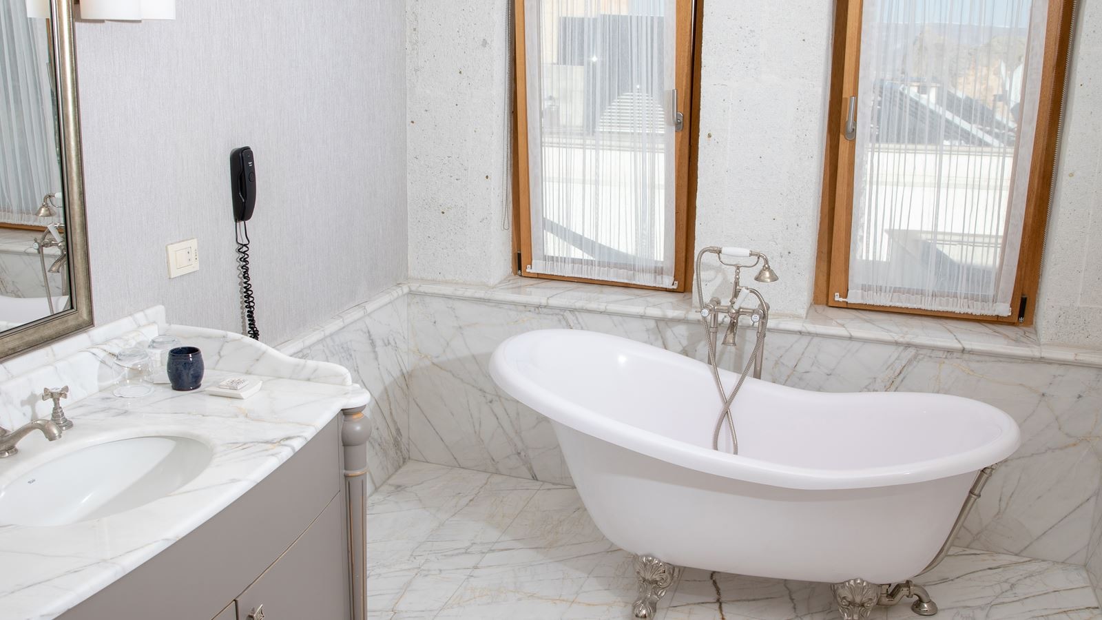 rooms-deluxe-king-suite