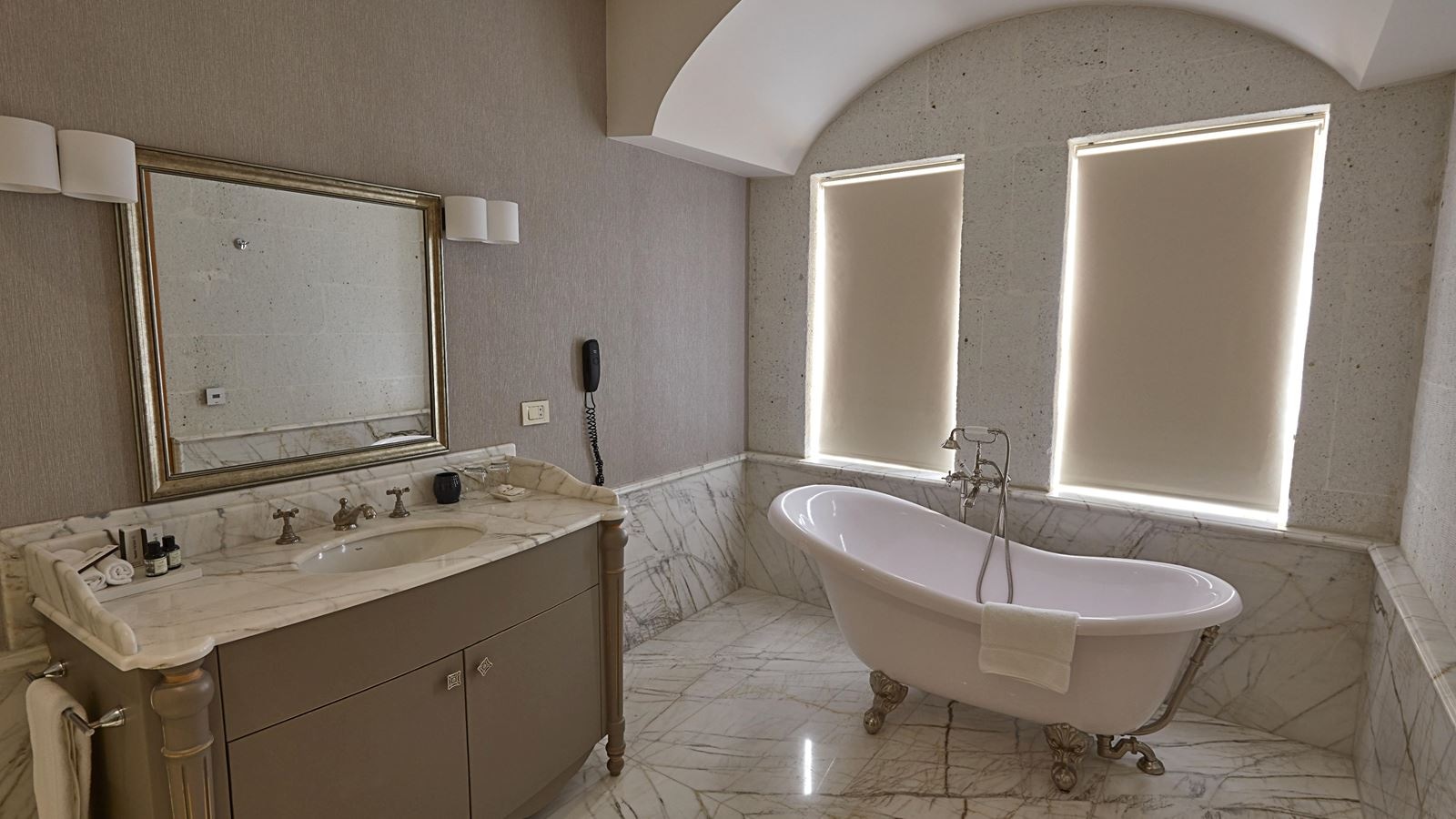 rooms-deluxe-king-suite