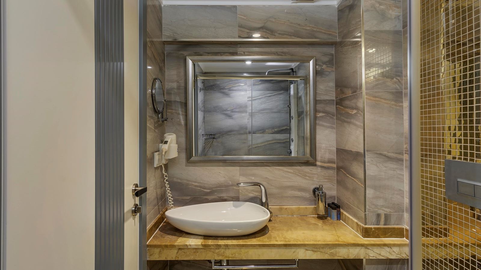 rooms-deluxe-land-view-room