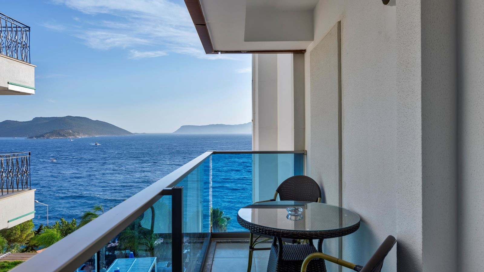 rooms-deluxe-room-sea-side