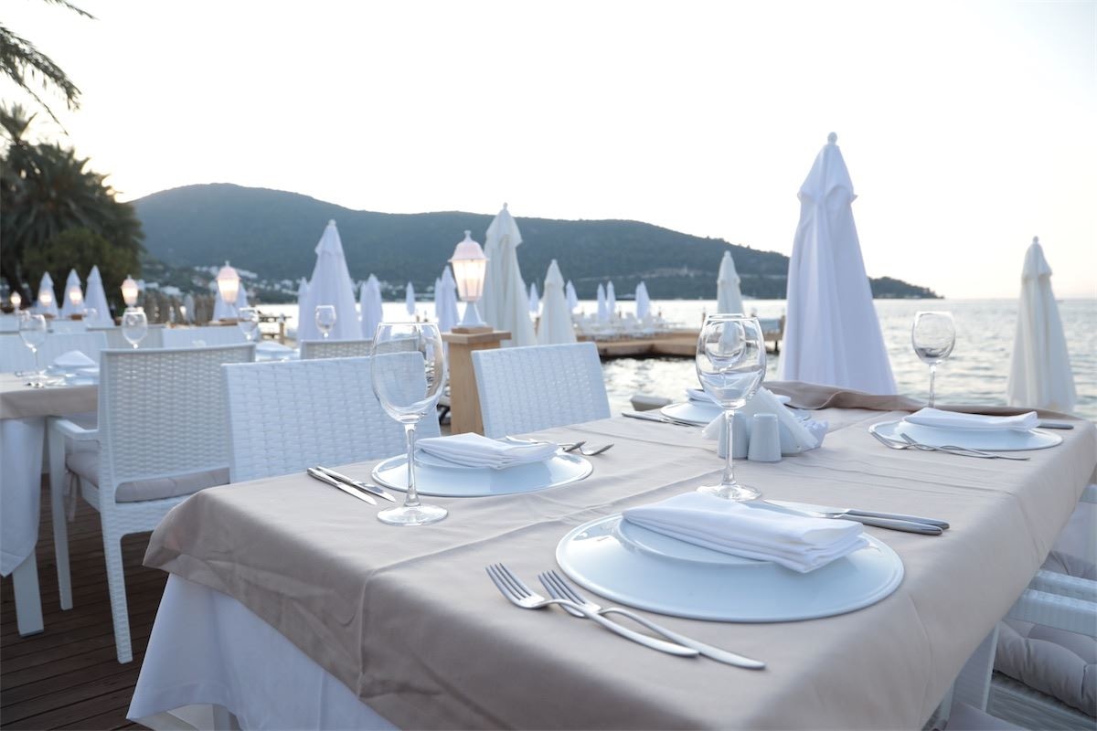 restaurants-moyo-beach-restaurant