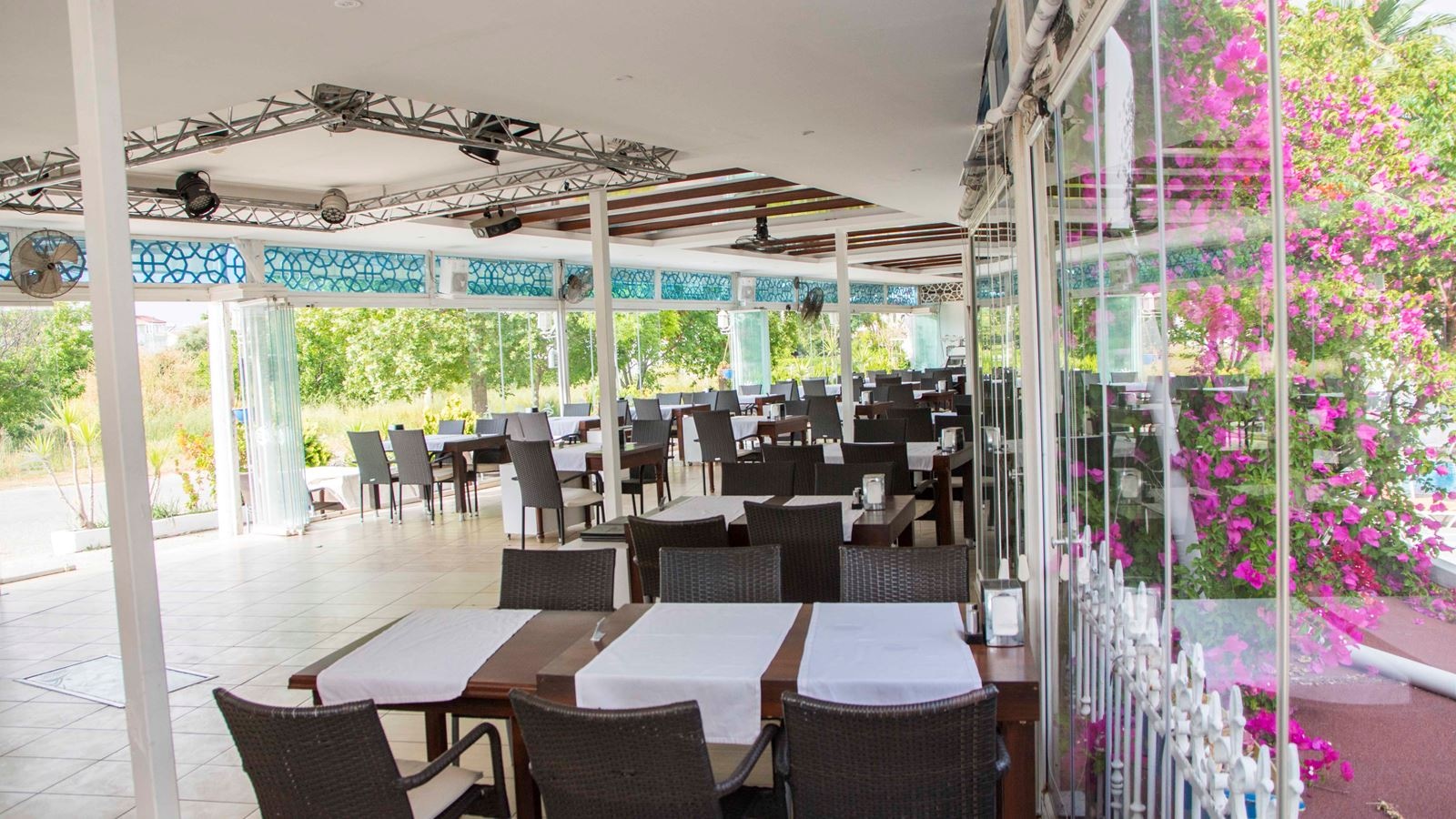 restaurants-pool-bar