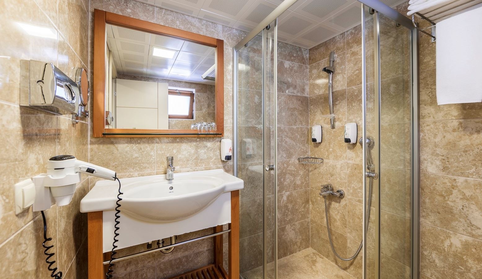 rooms-standard-mainbuilding-room