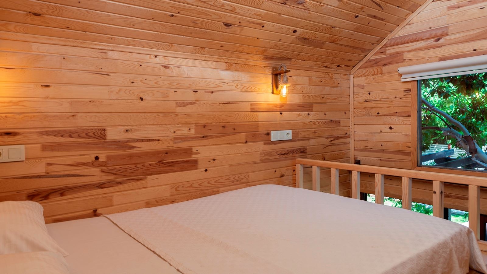 rooms-deluxe-bungalow