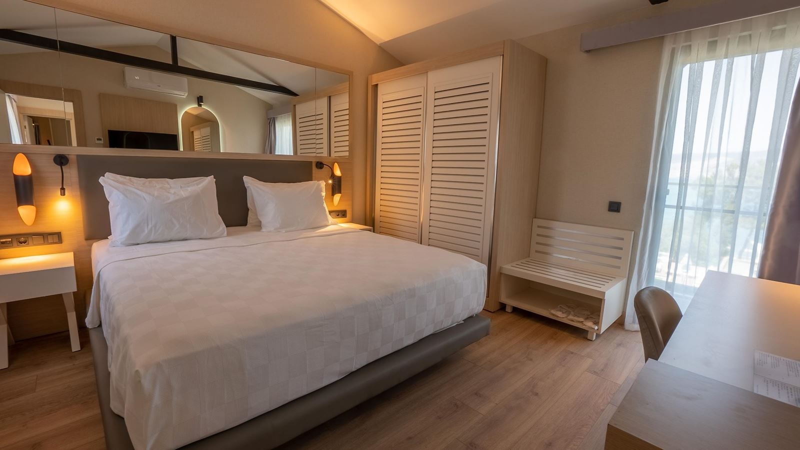 rooms-coral-room-2+2