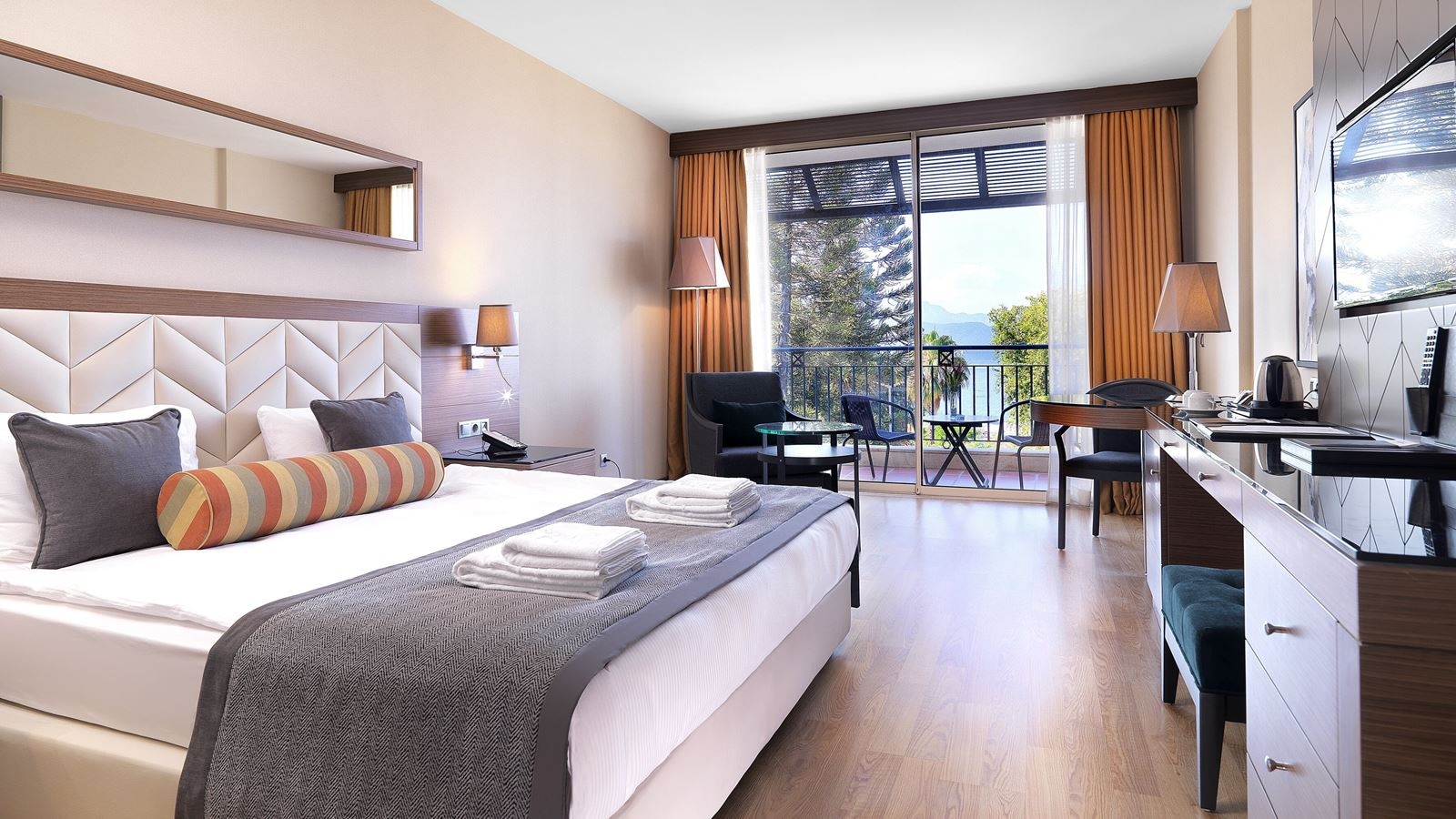 rooms-deluxe-family-room