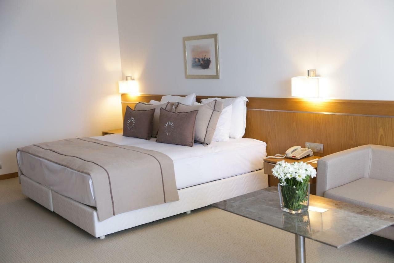 rooms-deluxe-room-seaview-with-balcony