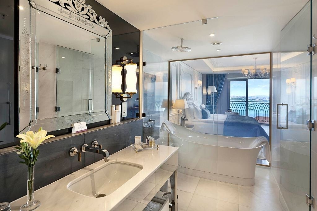 rooms-deluxe-room-bosphorus-view