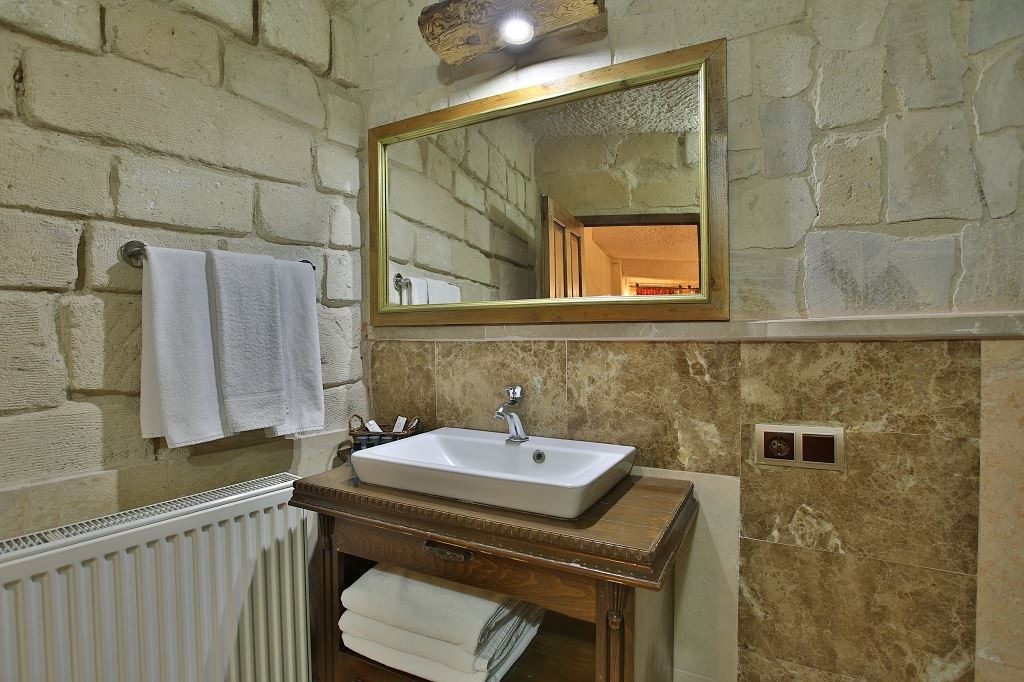 rooms-mazi-deluxe-stone-room