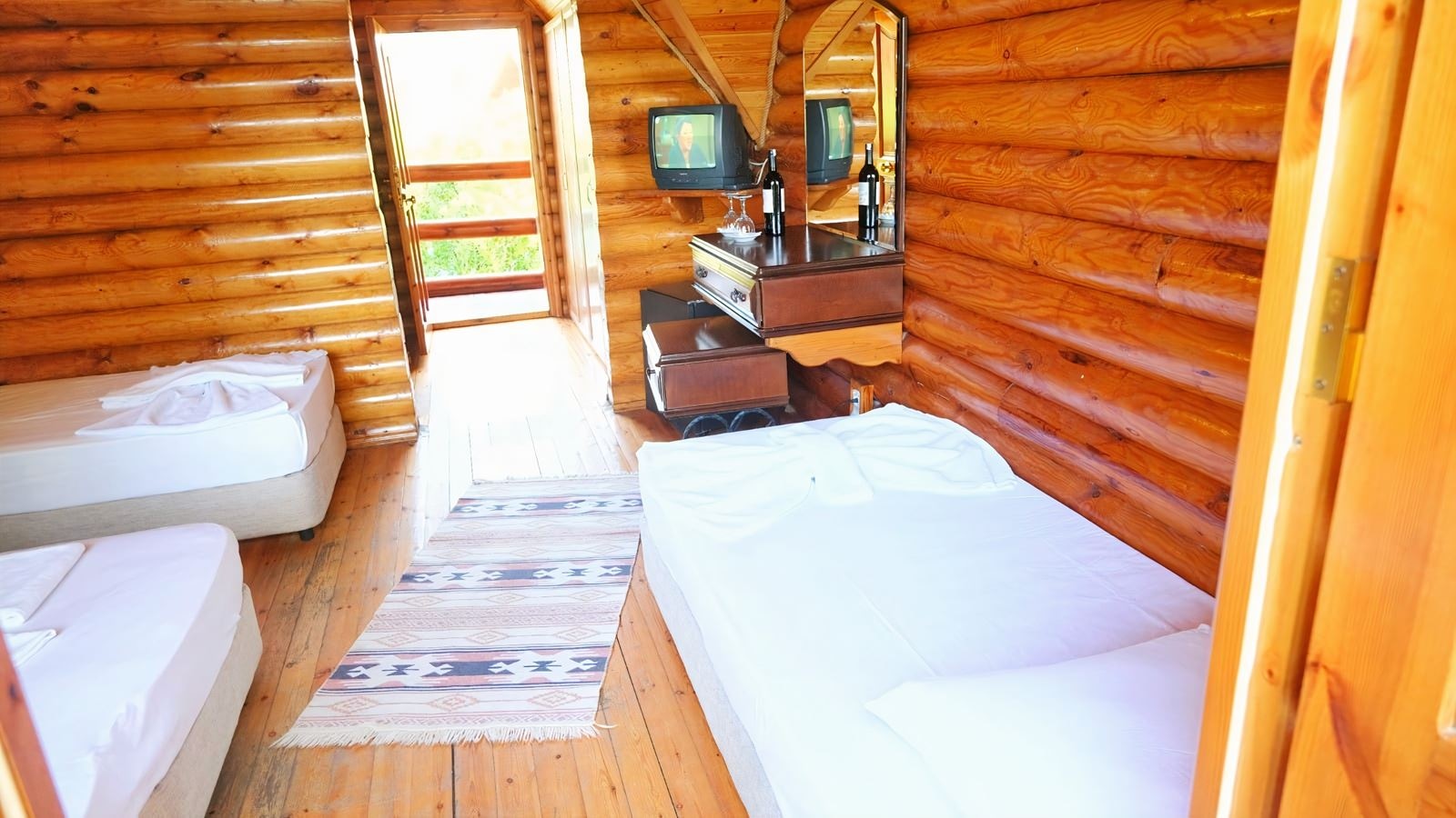 rooms-tree-bungalow-room