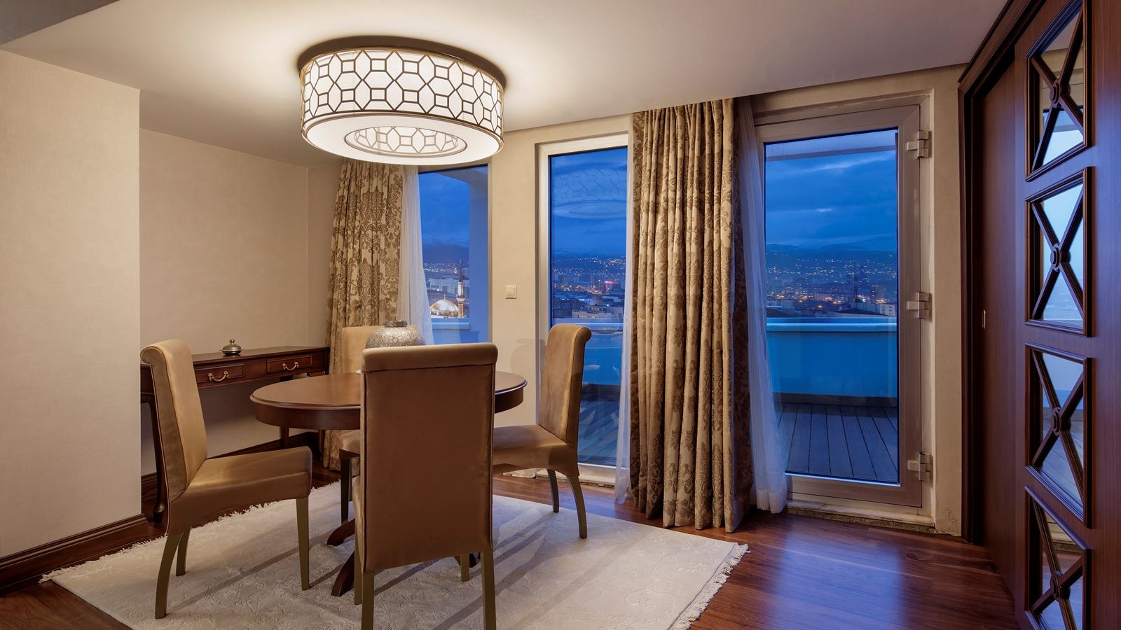 rooms-executive-king-suite-with-terrace