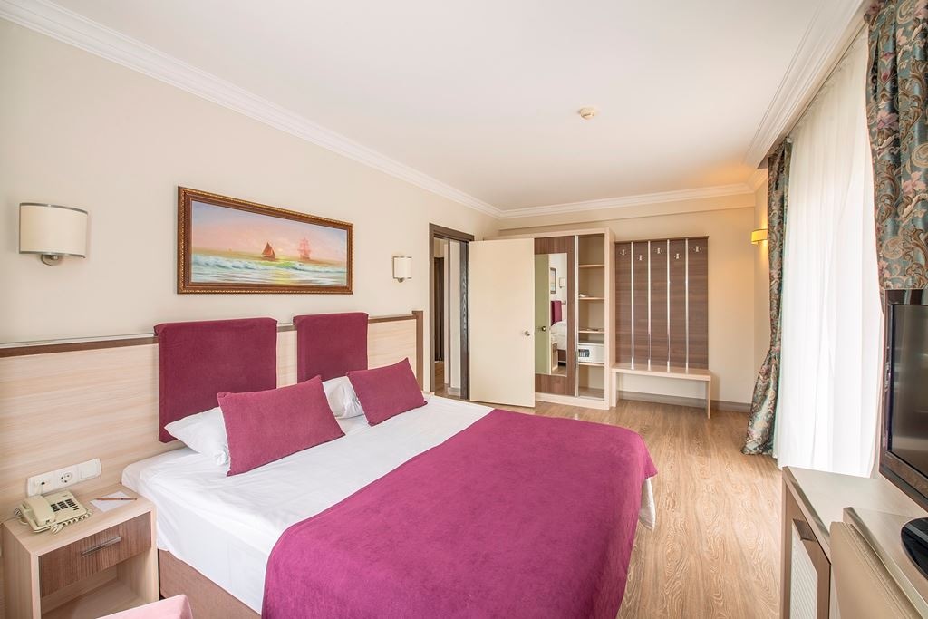 rooms-family-room-land-view-with-bunkbed