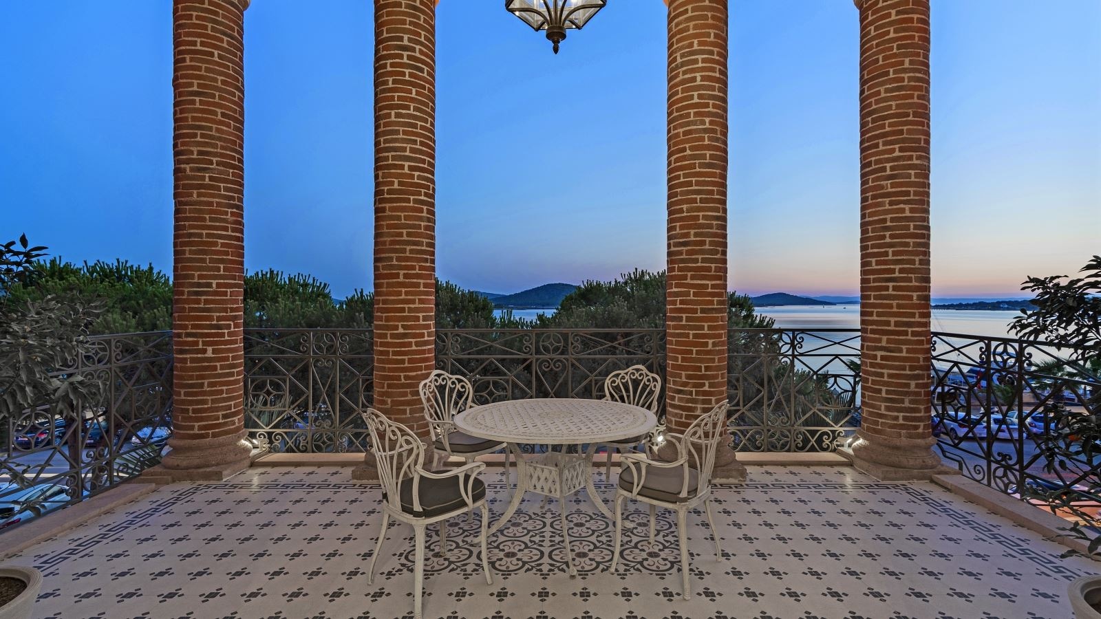 rooms-king-suit-room