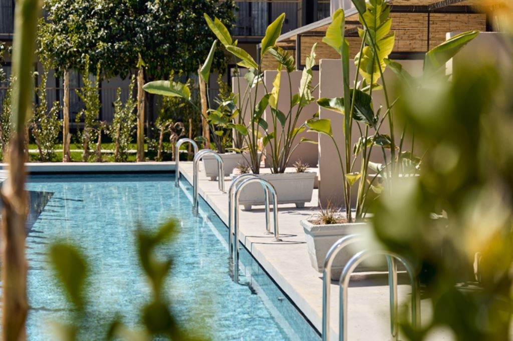 rooms-balmy-garden-swim-up-room