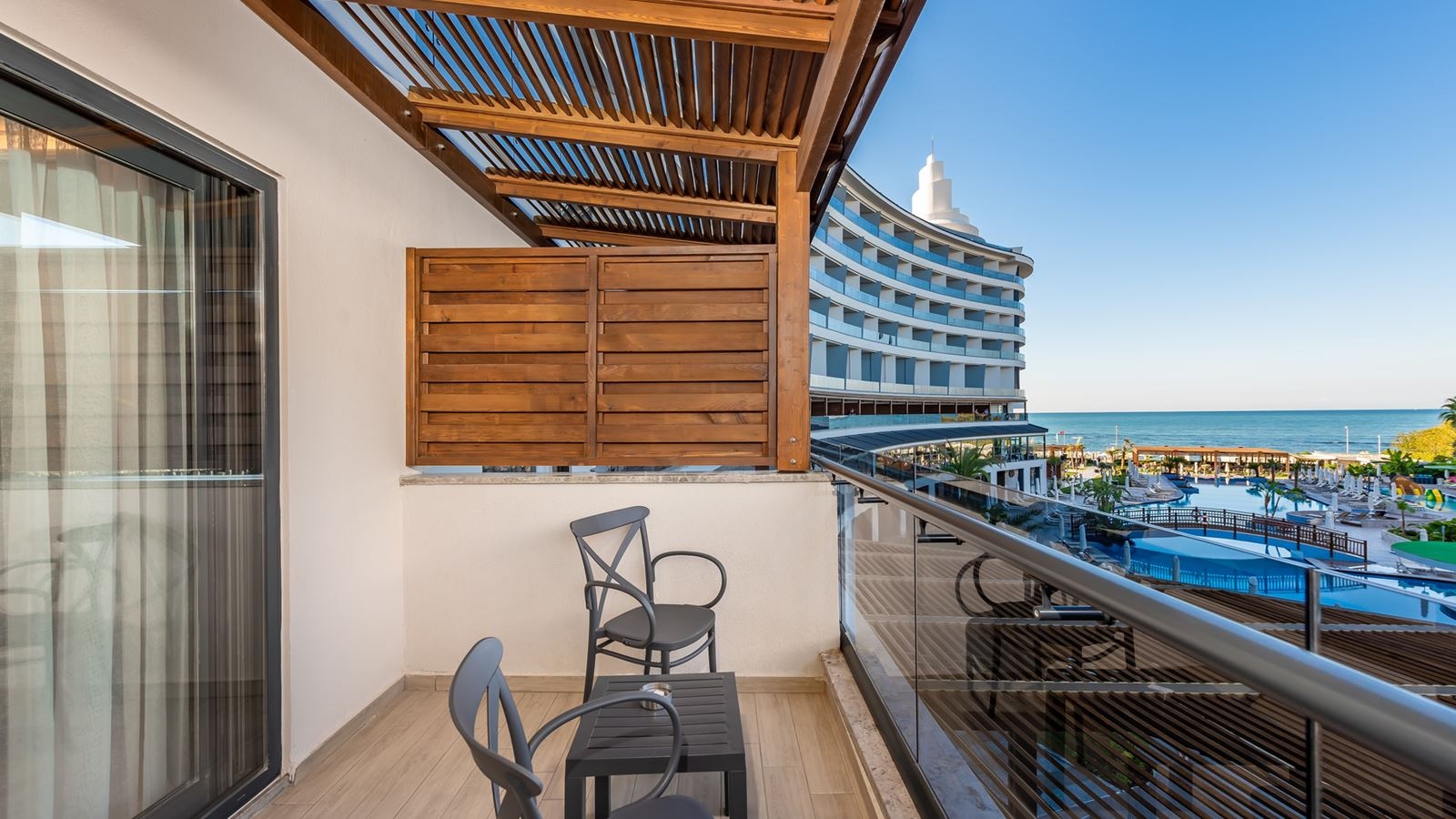 rooms-family-side-sea-view-room-with-1-bathroom