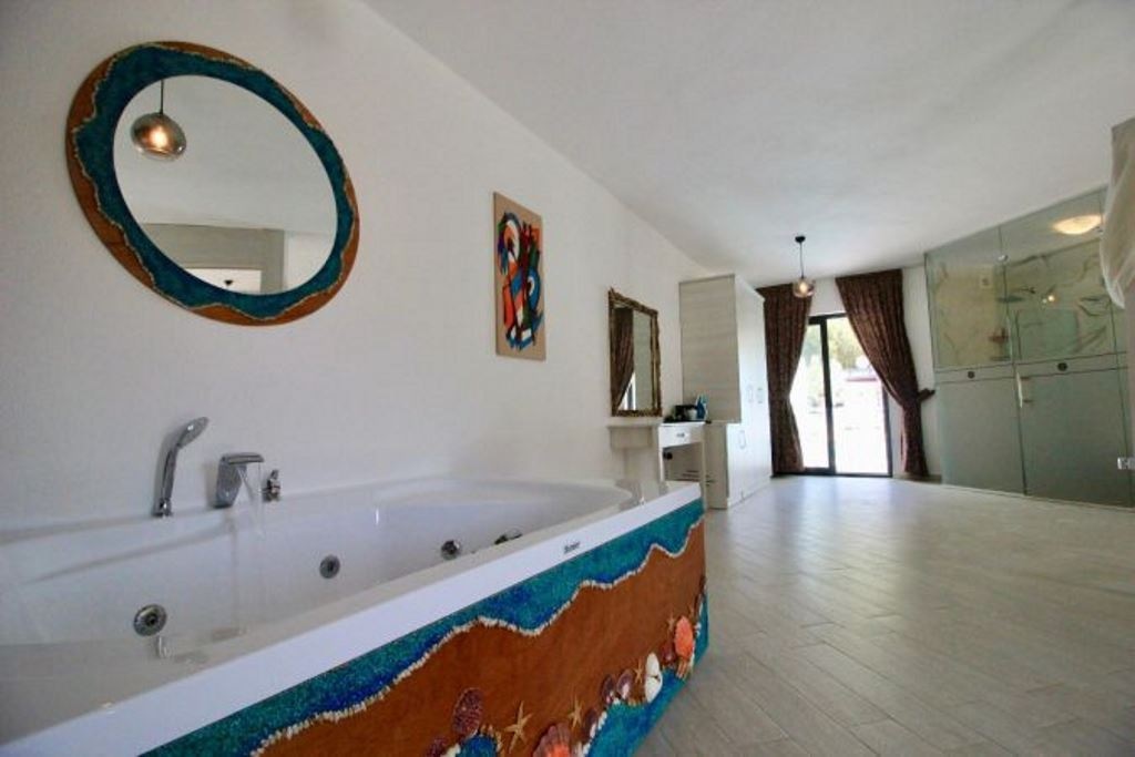 rooms-honeymoon-room