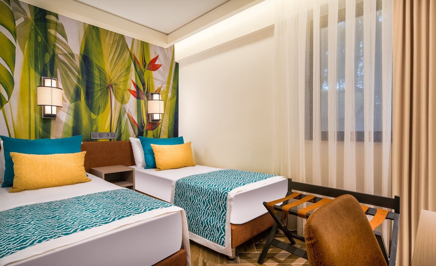 rooms-front-yard-family-room