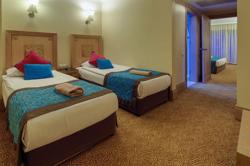 rooms-family-room-land-view