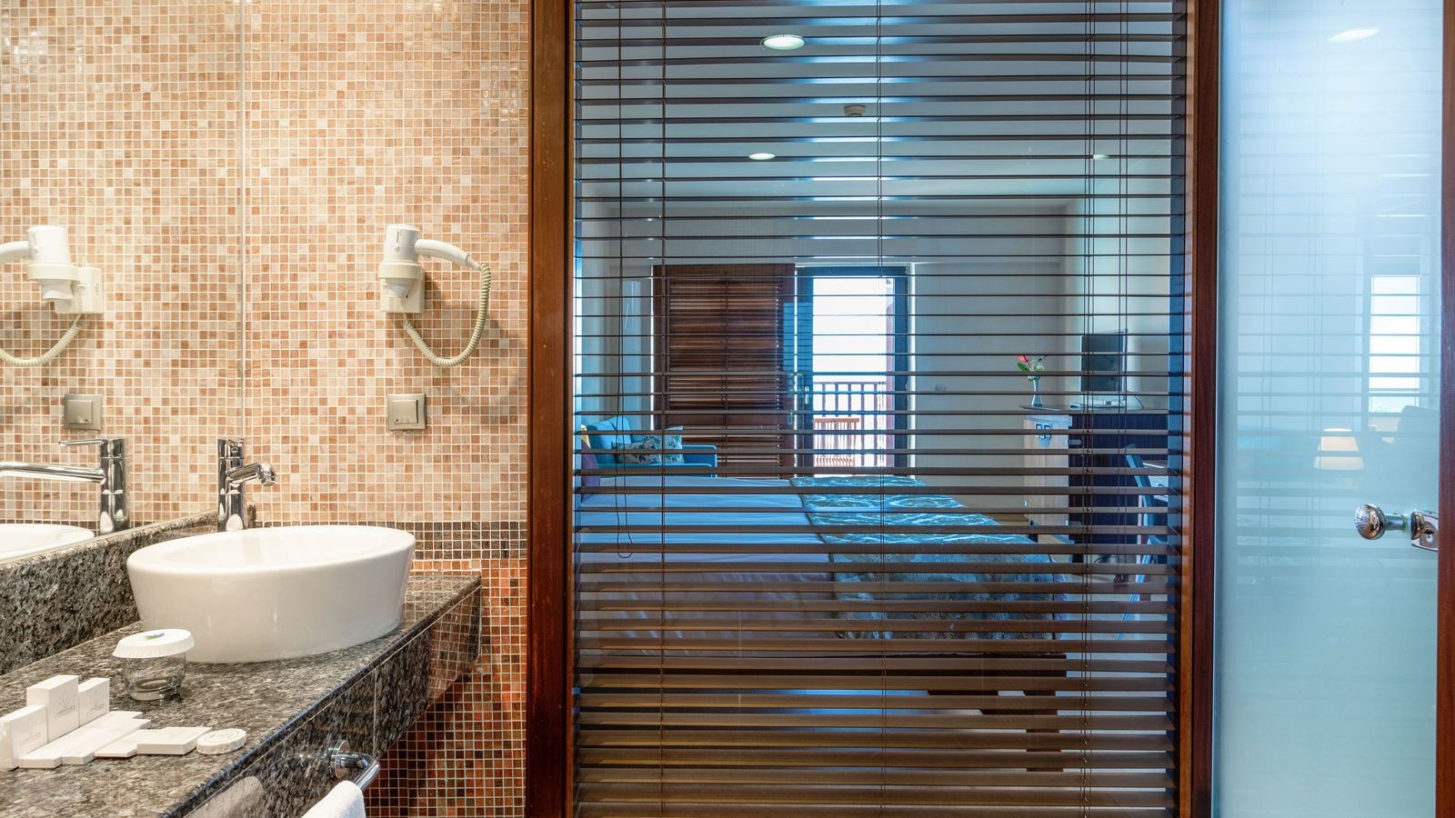 rooms-standard-hill-room