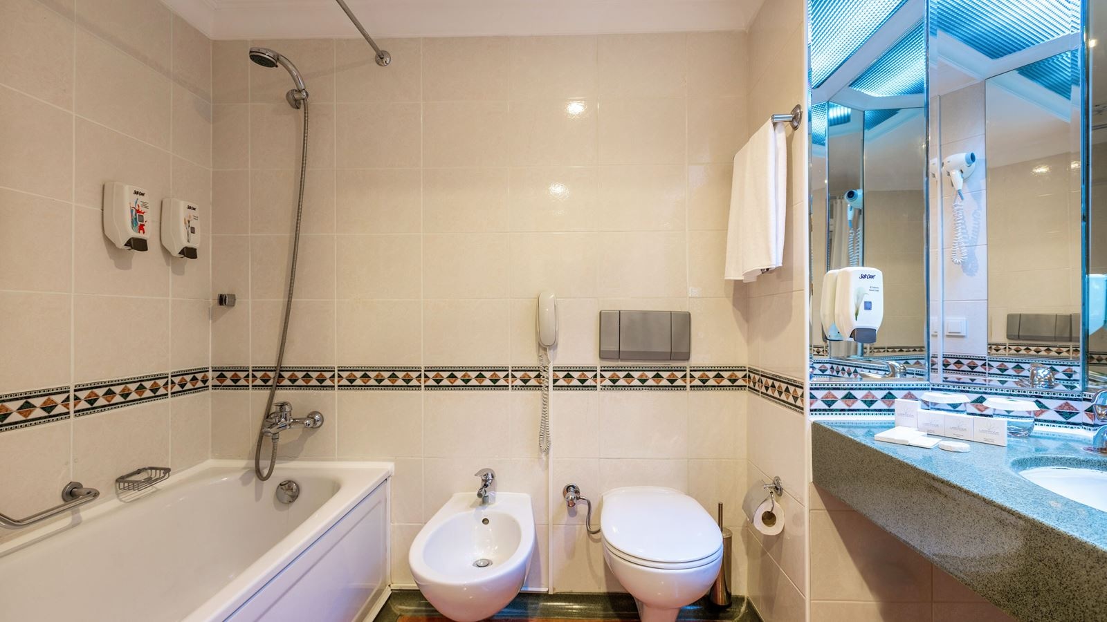 rooms-family-suite-palace-room