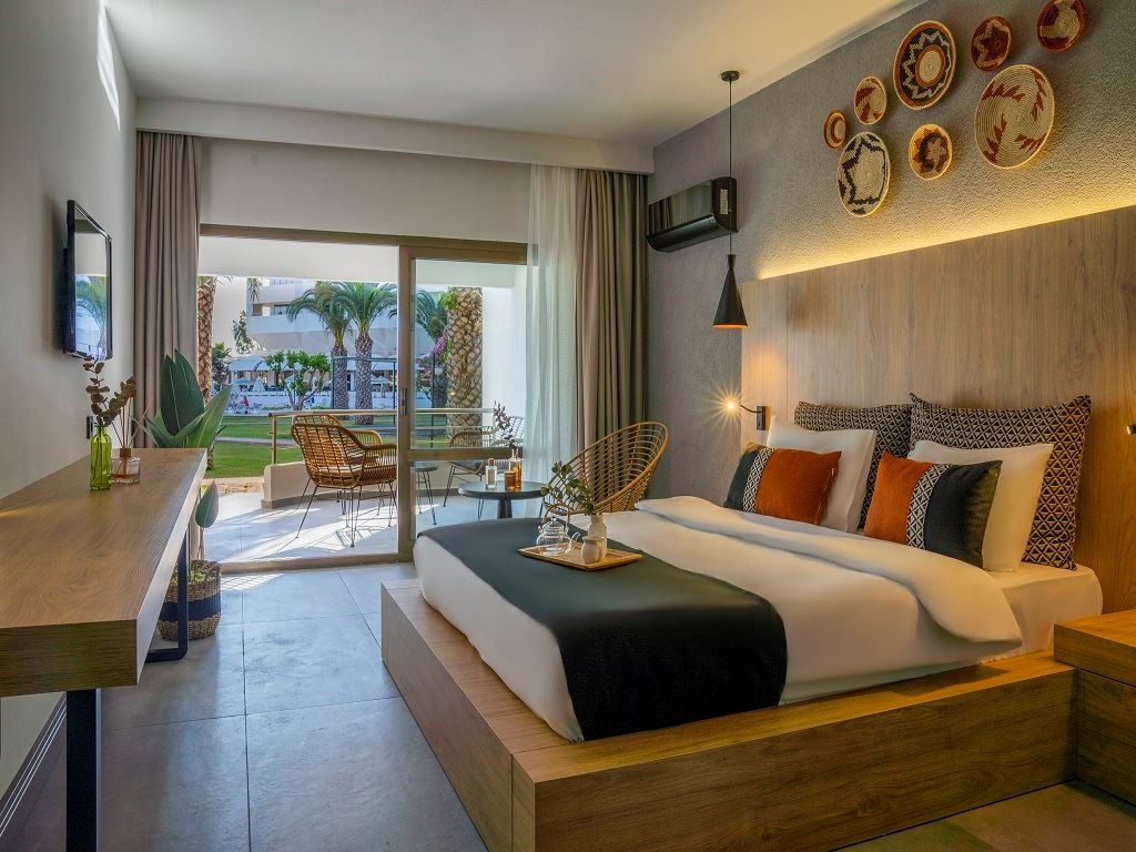 rooms-main-building--family-room