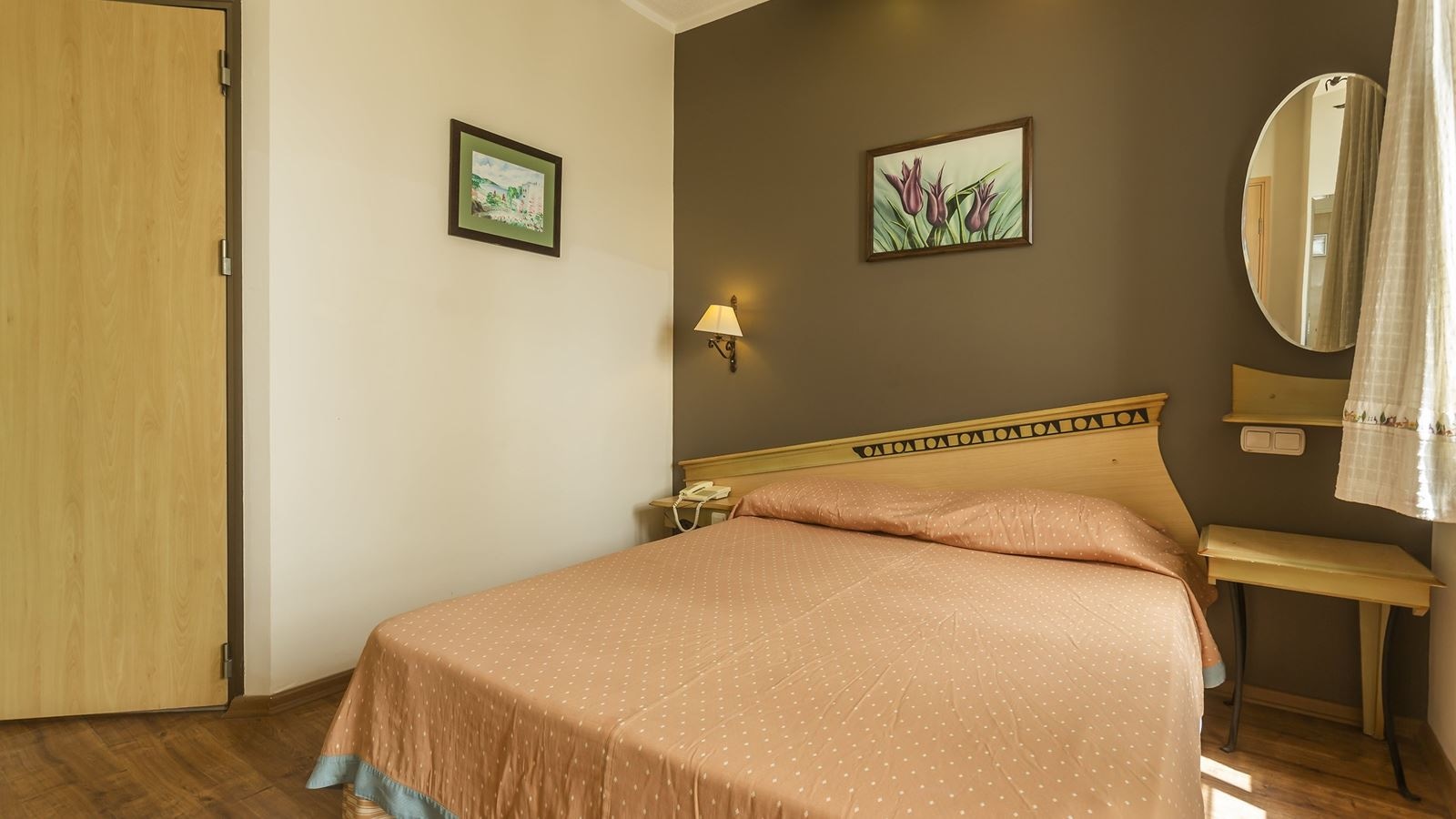 rooms-standard-room-french-balcony