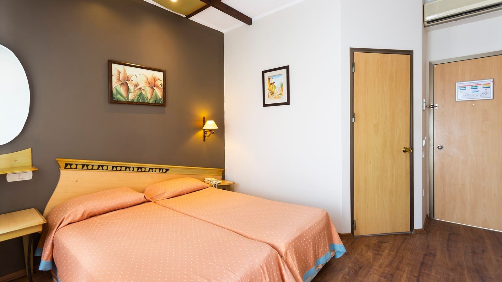 rooms-standard-room-french-balcony