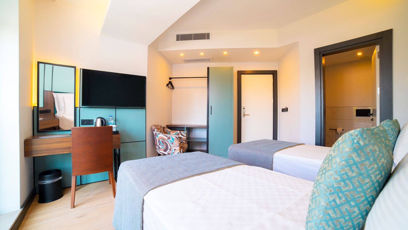 rooms-standard-room-pool-view