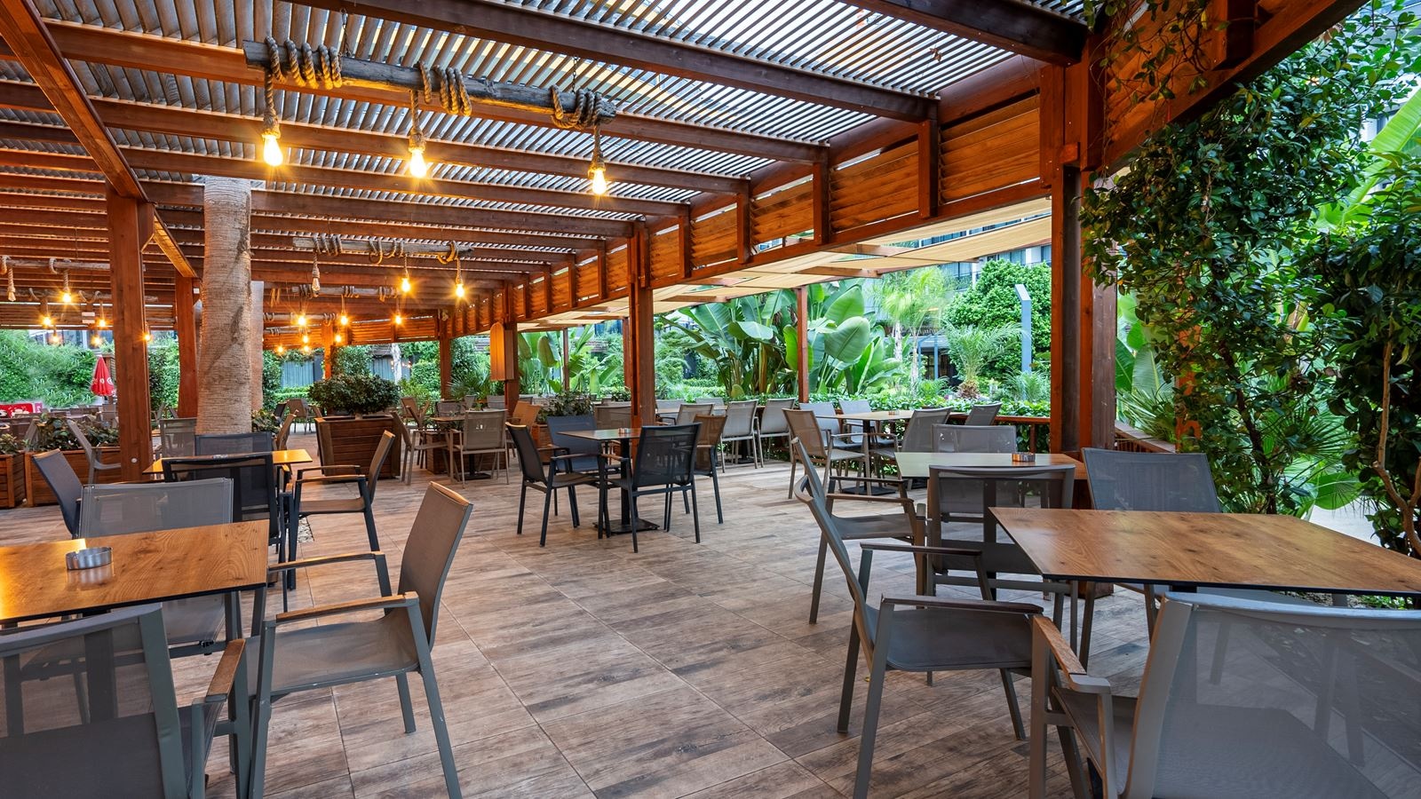 restaurants-pool-snack-restaurant