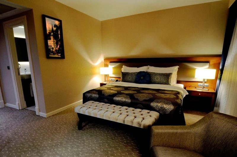 rooms-suite-deluxe-king-bed
