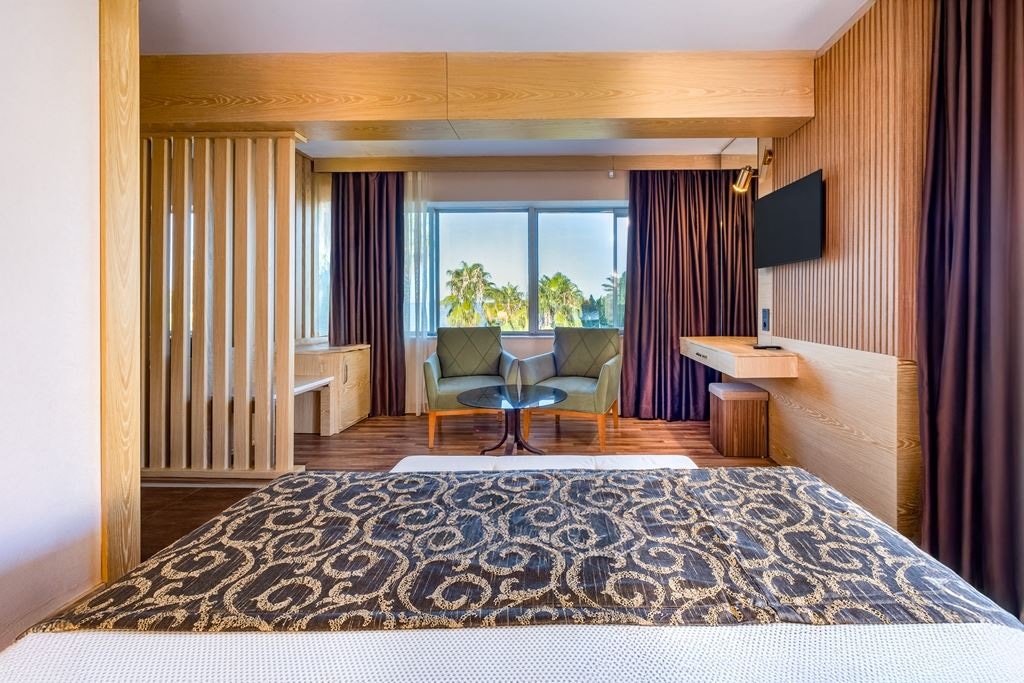 rooms-main-building-family-superior