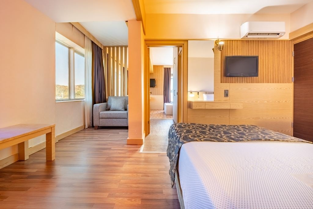 rooms-main-building-family-superior