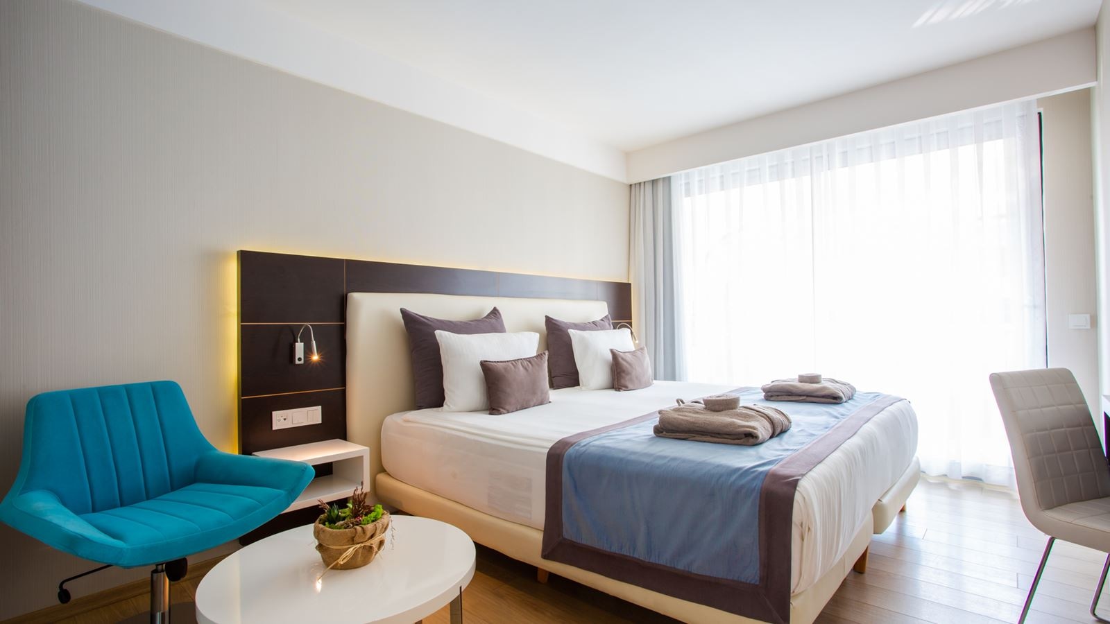 rooms-corner-suit-land-view