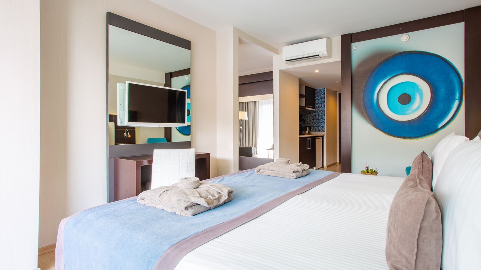 rooms-corner-suit-land-view