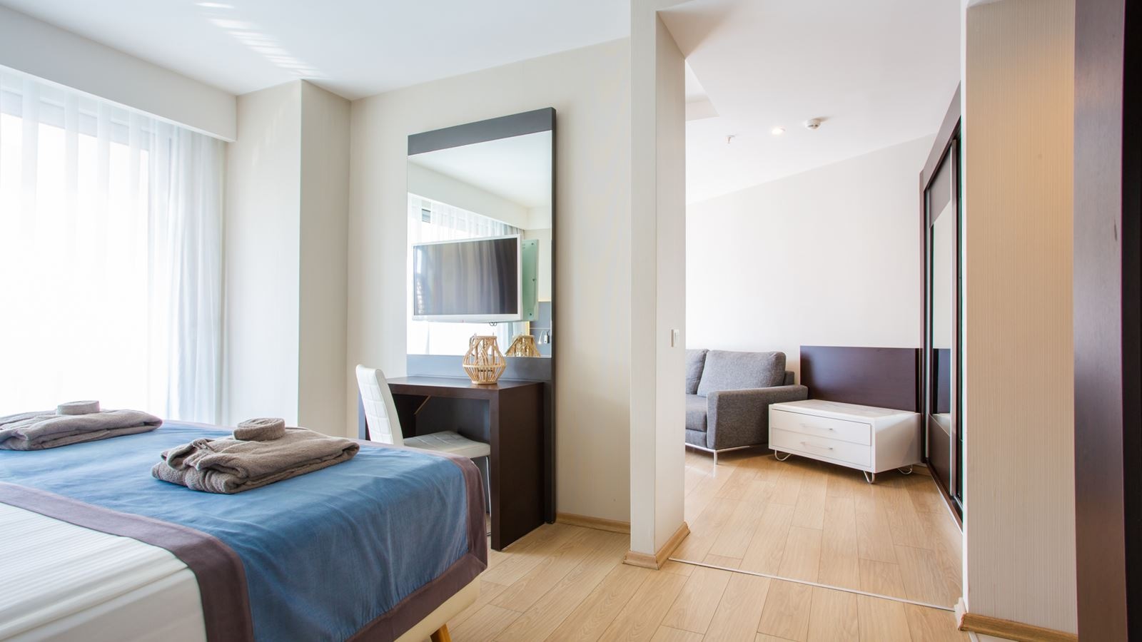 rooms-corner-suit-land-view