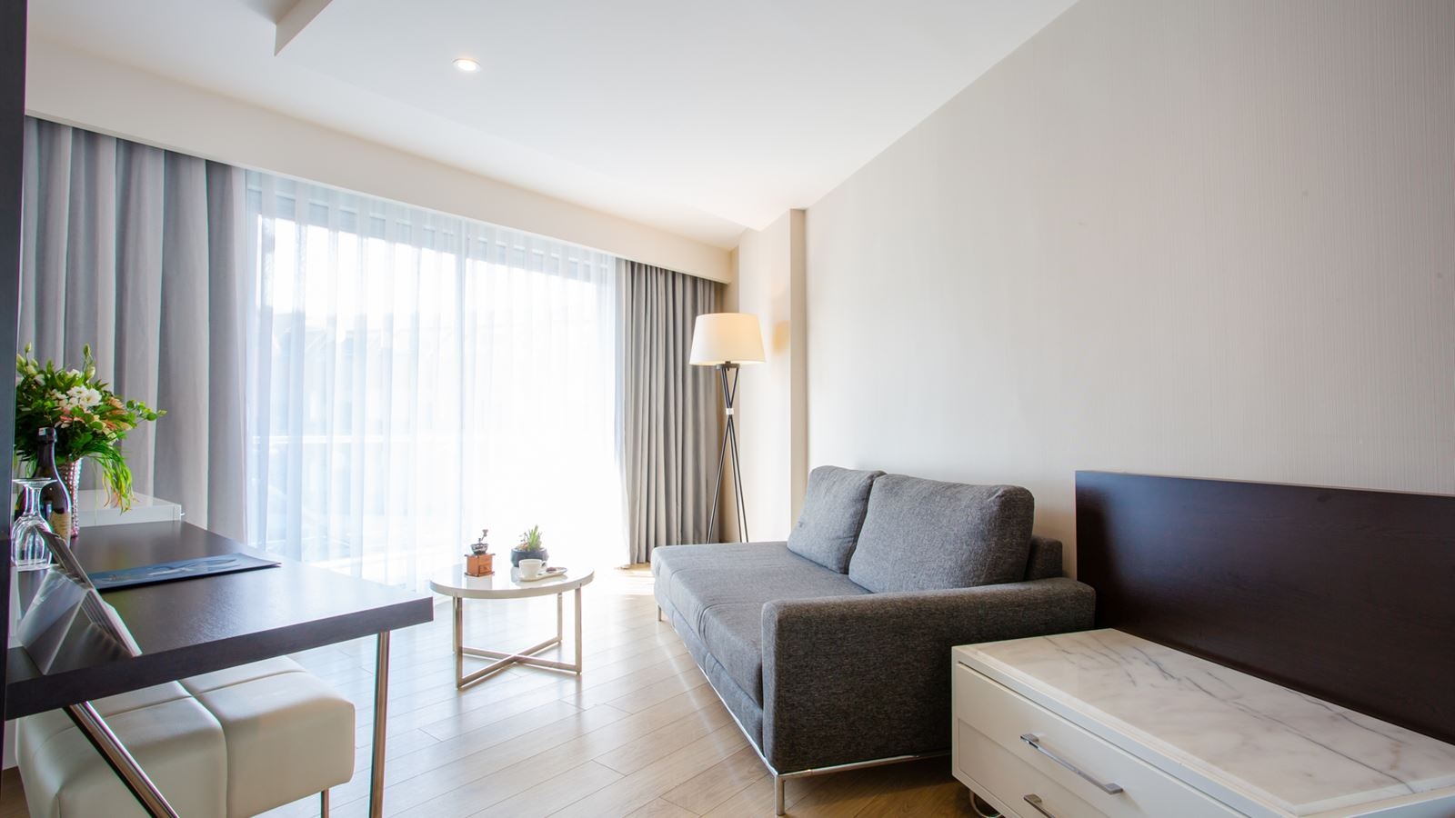 rooms-corner-suit-land-view