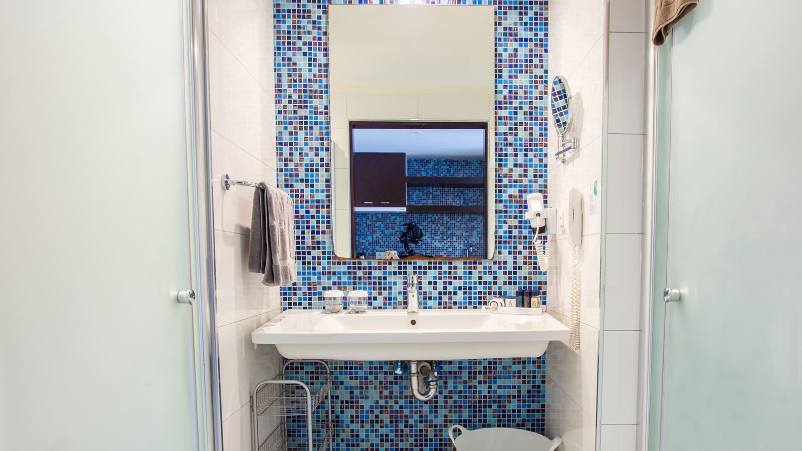 rooms-corner-suit-land-view