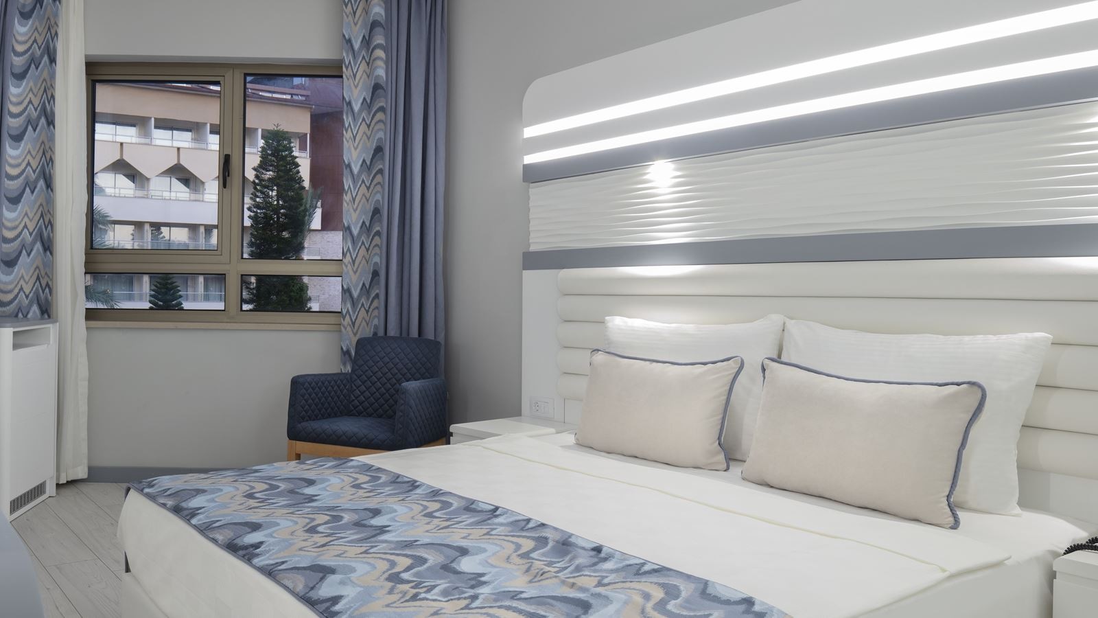 rooms-deluxe-family-pool-view