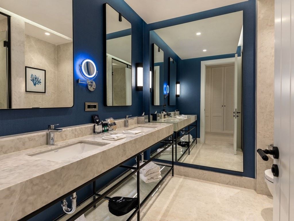 rooms-swim-up-superior-land-view