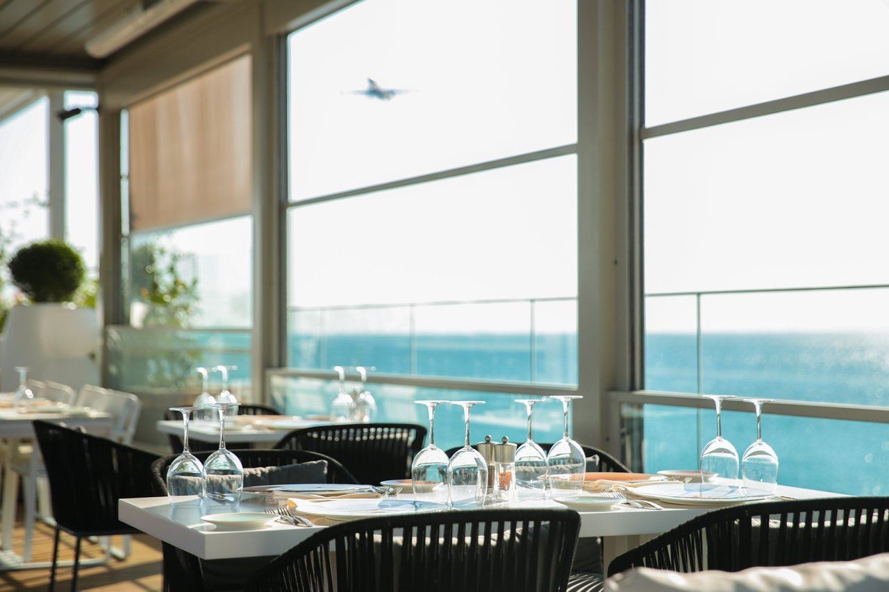 restaurants-atrox-restaurantterrace-bar-and-lounge