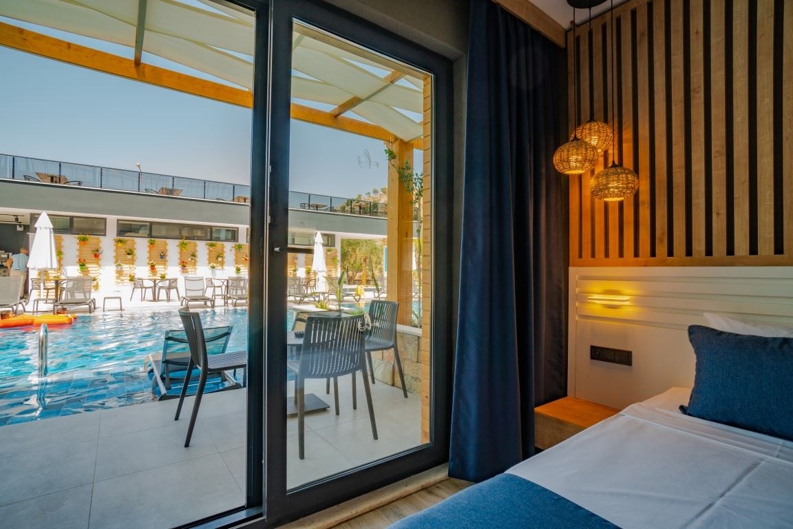 rooms-deluxe-swim-up-family-room-with-bunk-bed