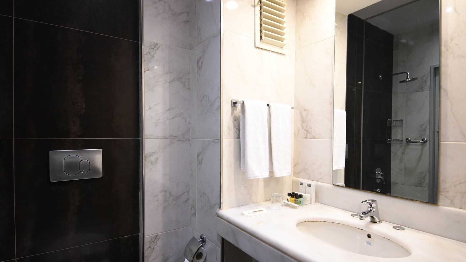 rooms-family-room-connecting-room