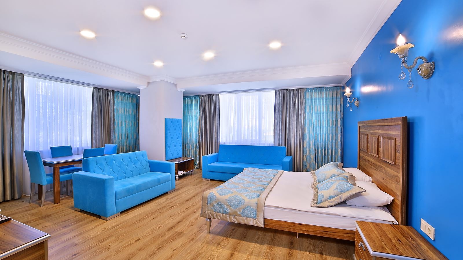 rooms-suite-king-size-bed