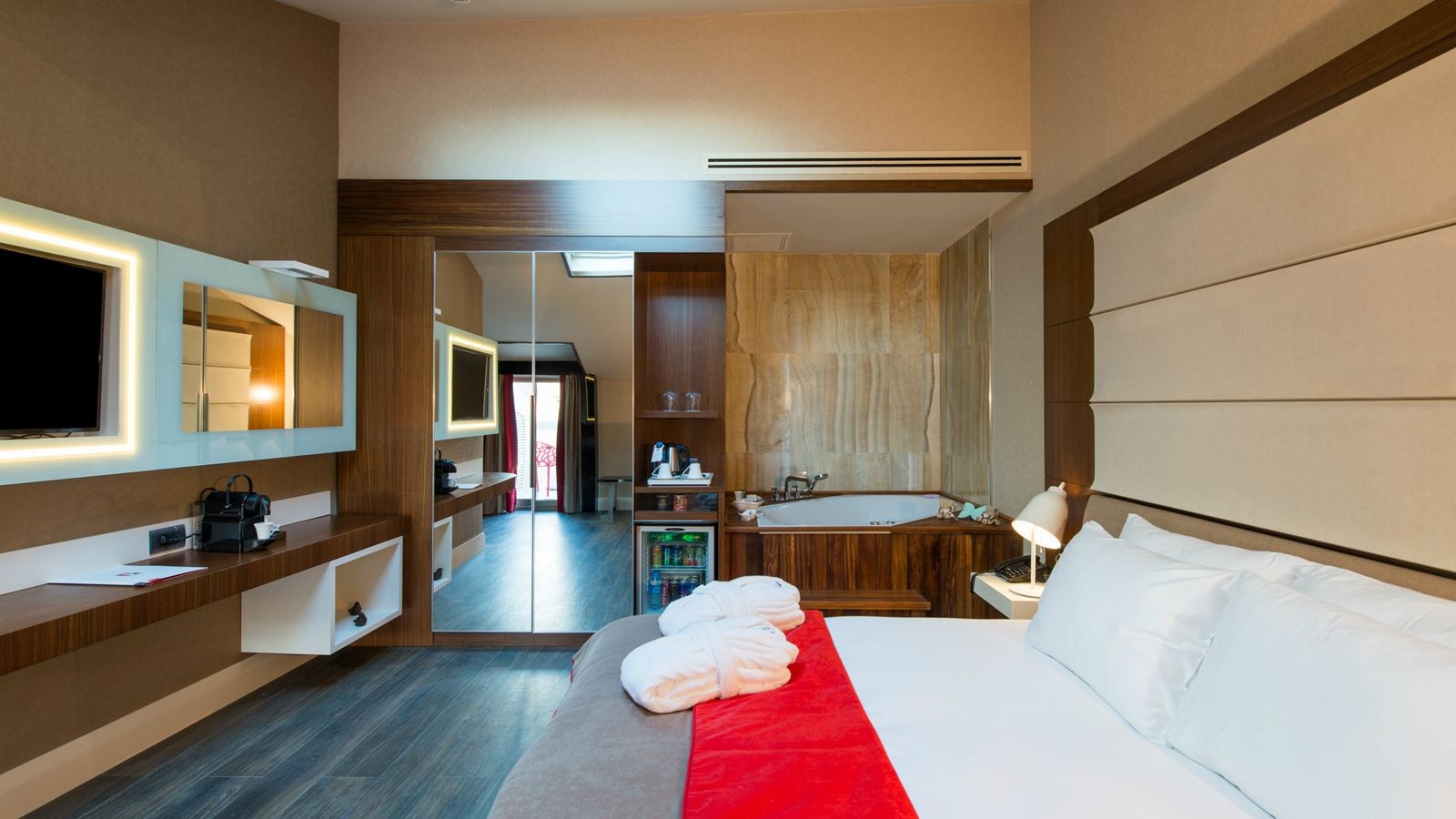 rooms-suite-with-jacuzzi