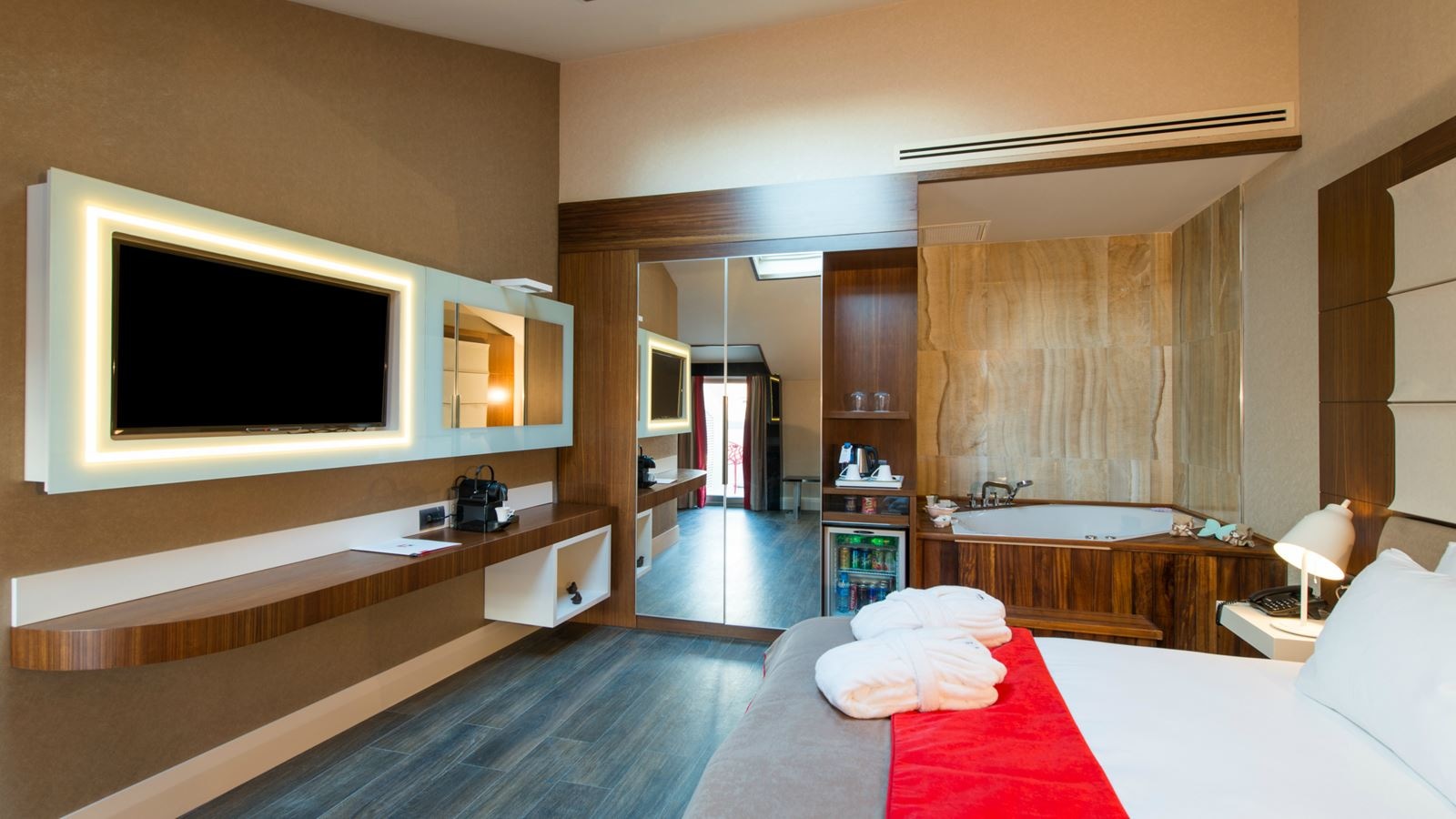 rooms-suite-with-jacuzzi