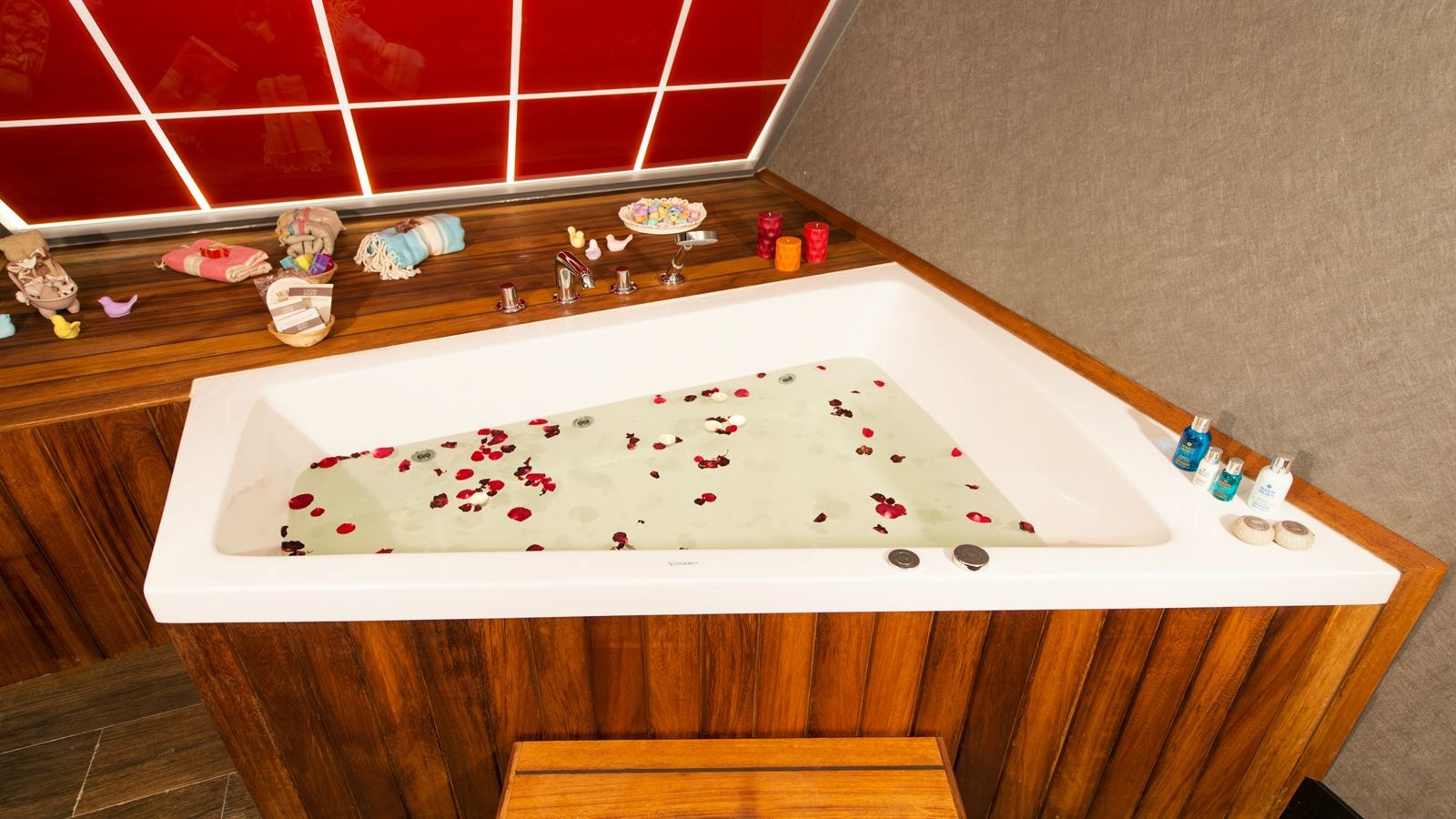 rooms-suite-with-jacuzzi