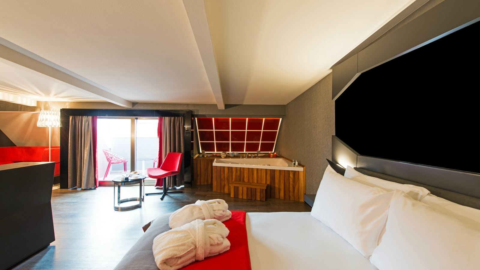 rooms-suite-with-jacuzzi