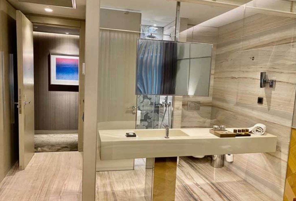 rooms-deluxe-king-room